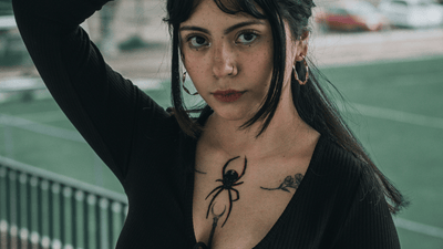 Korsetkjolens historie – fra middelalderinspiration til moderne gotik