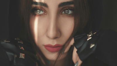 Gotisk sommerstil – lette toppe og t-shirts i mørke farver