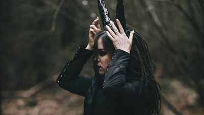 Vest som scenekostume – gotisk elegance på teaterscenen