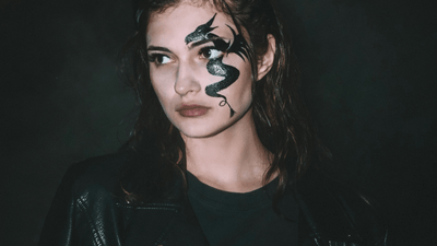 Gotiske bukser med brede ben – et comeback til 90’erne